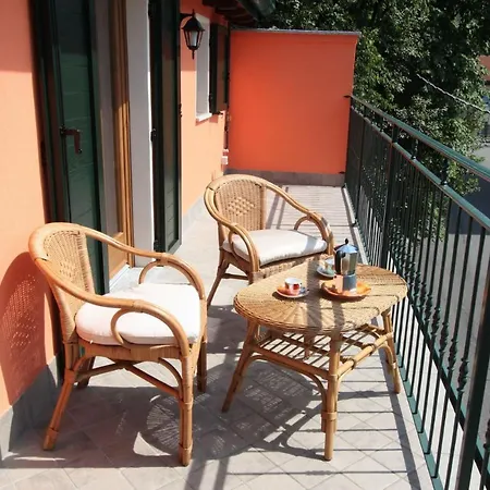 Lake View Attic Apartment Nesso